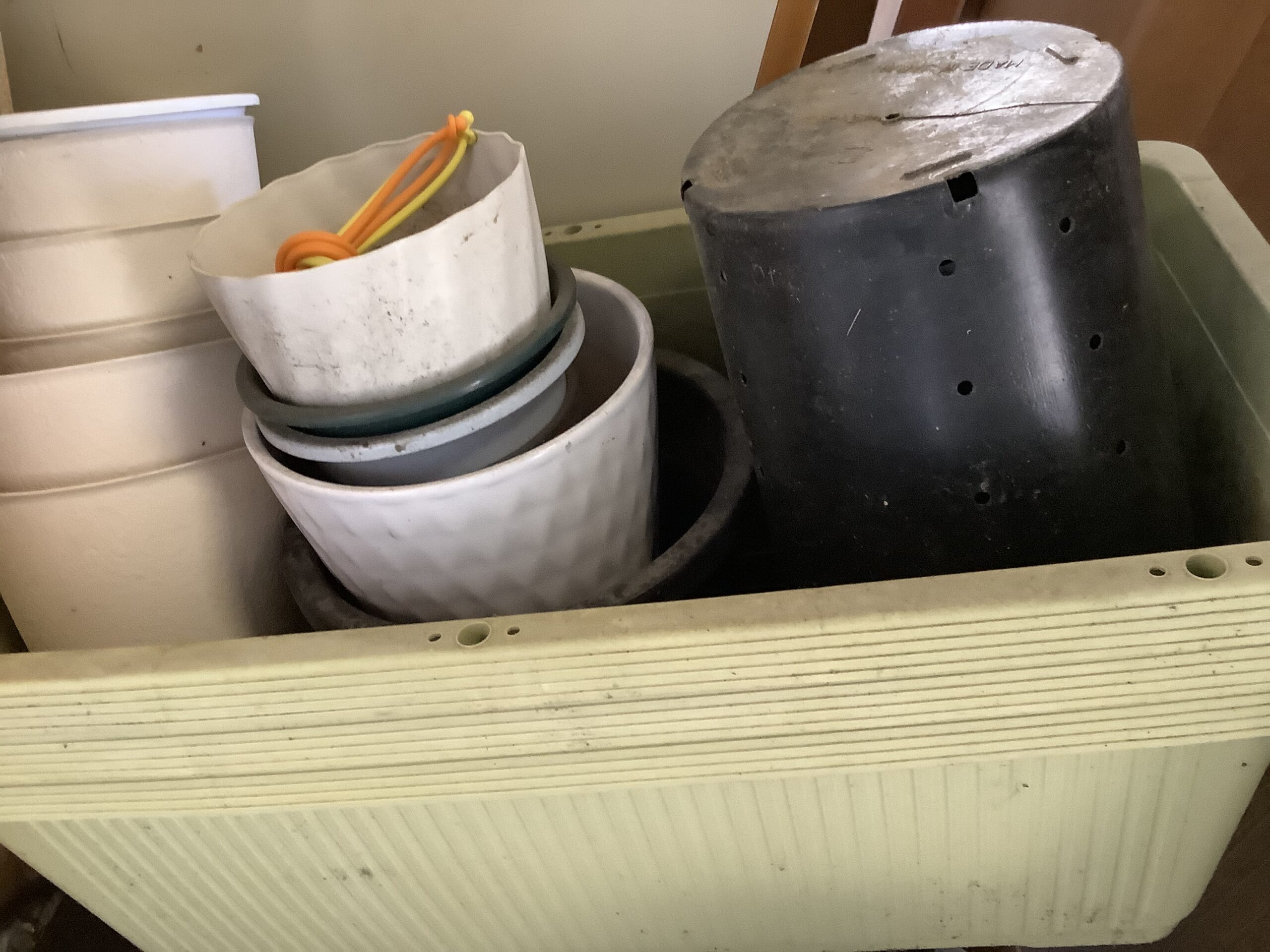 倉敷市連島町で回収したプランターと植木鉢