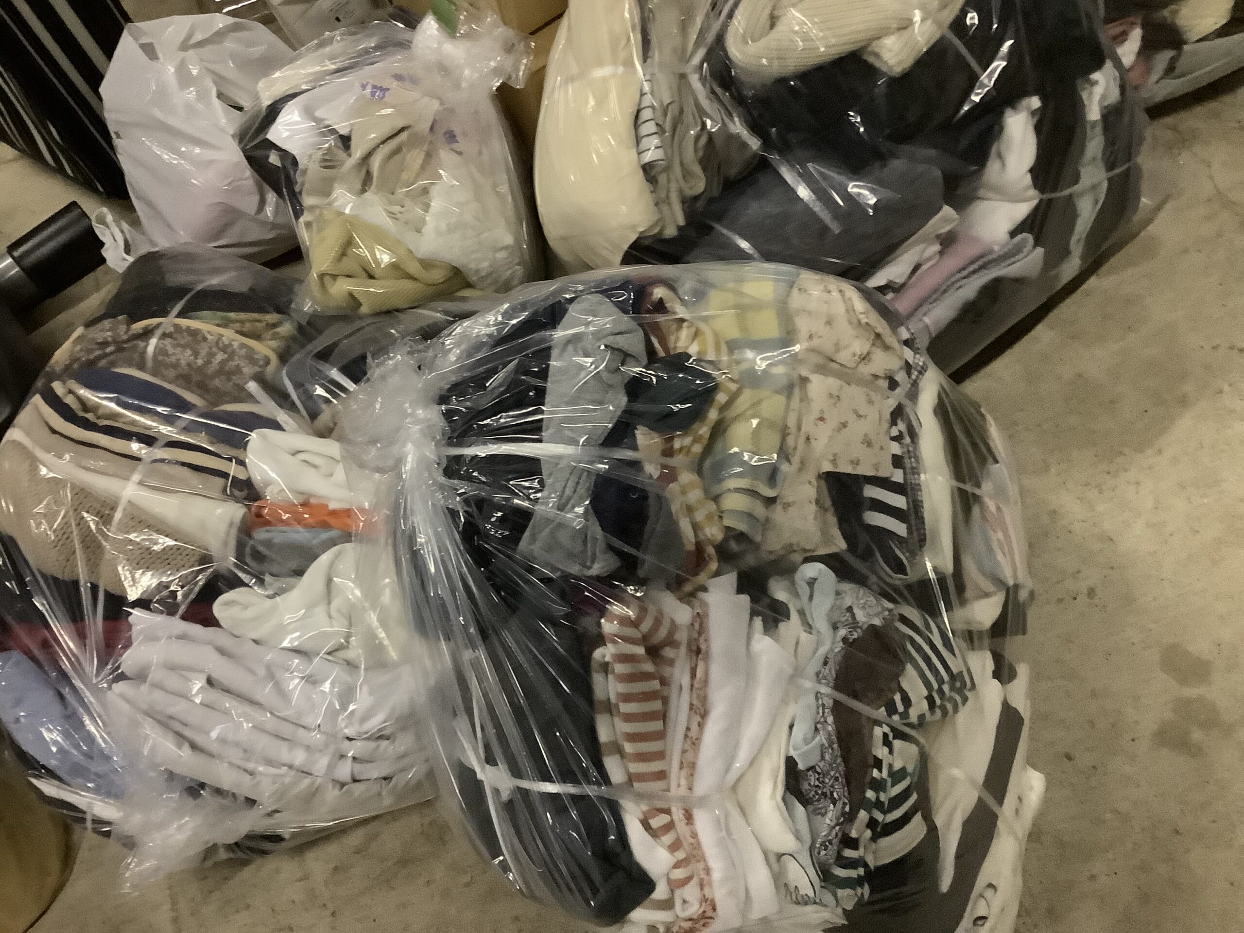 倉敷市沖新町で回収した袋詰めした衣類