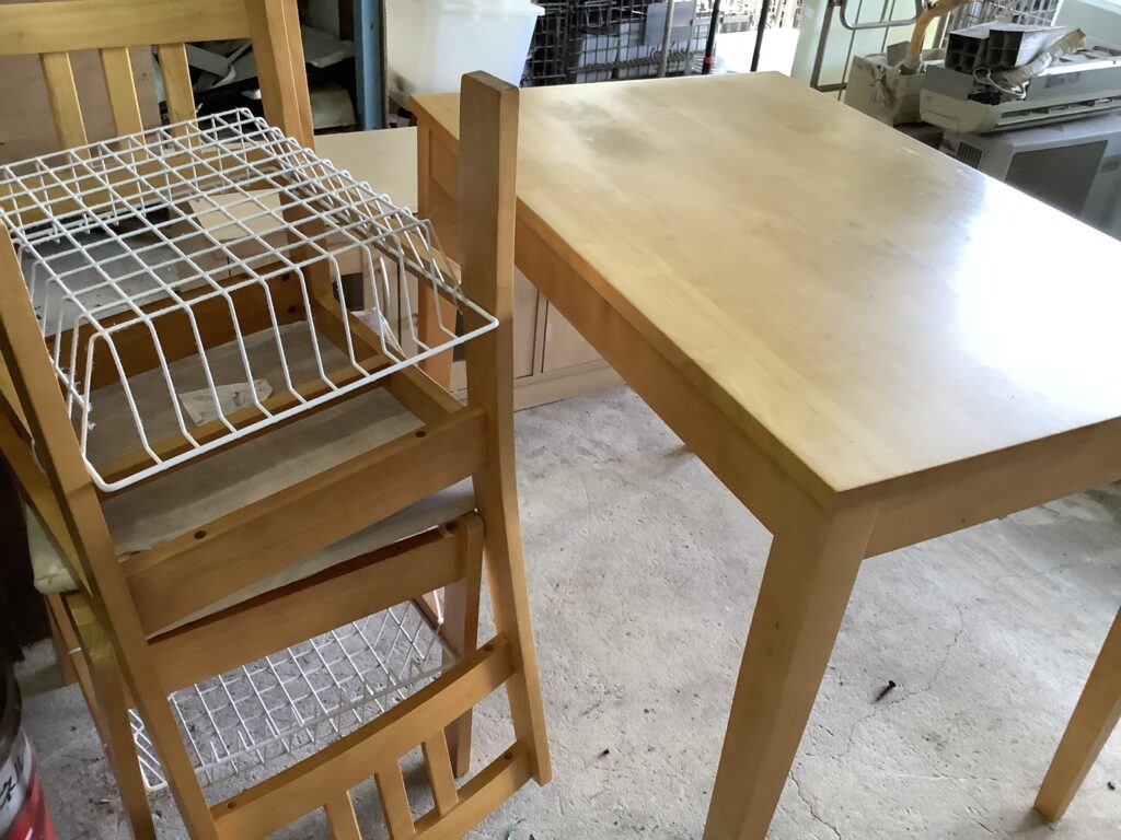 倉敷市新田で回収したテーブルと椅子