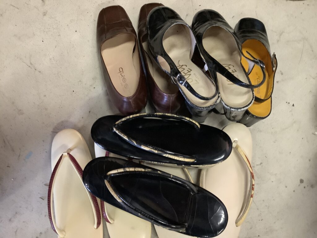 倉敷市東富井で回収した靴と草履
