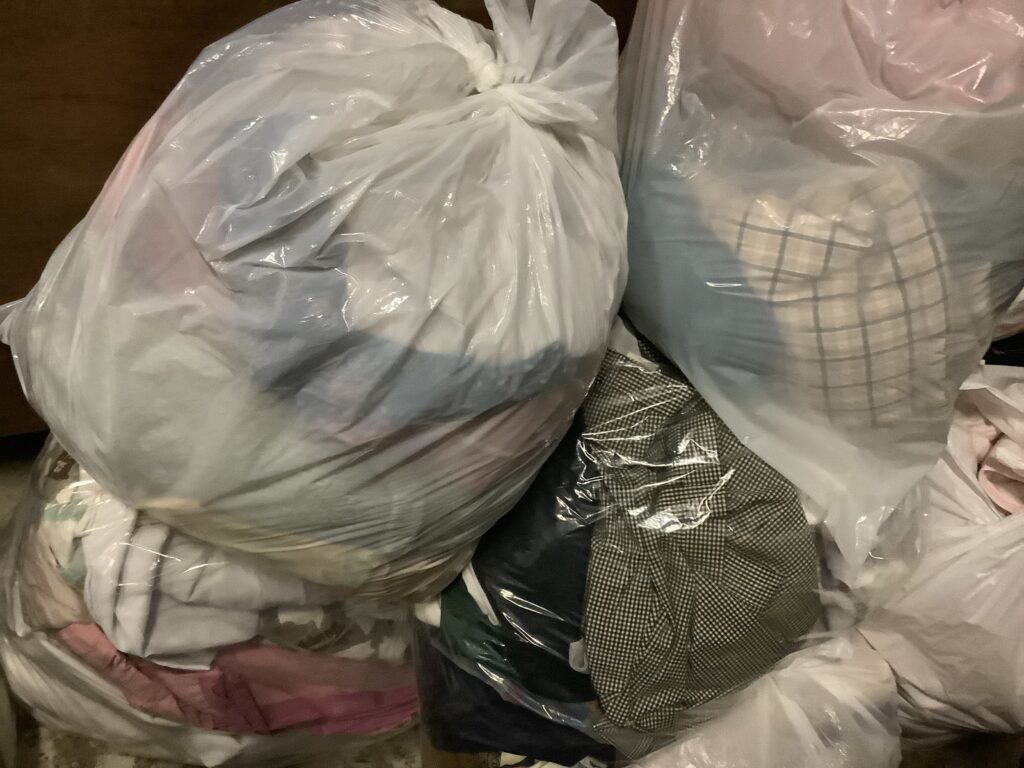 倉敷市連島で回収した袋詰めした衣類