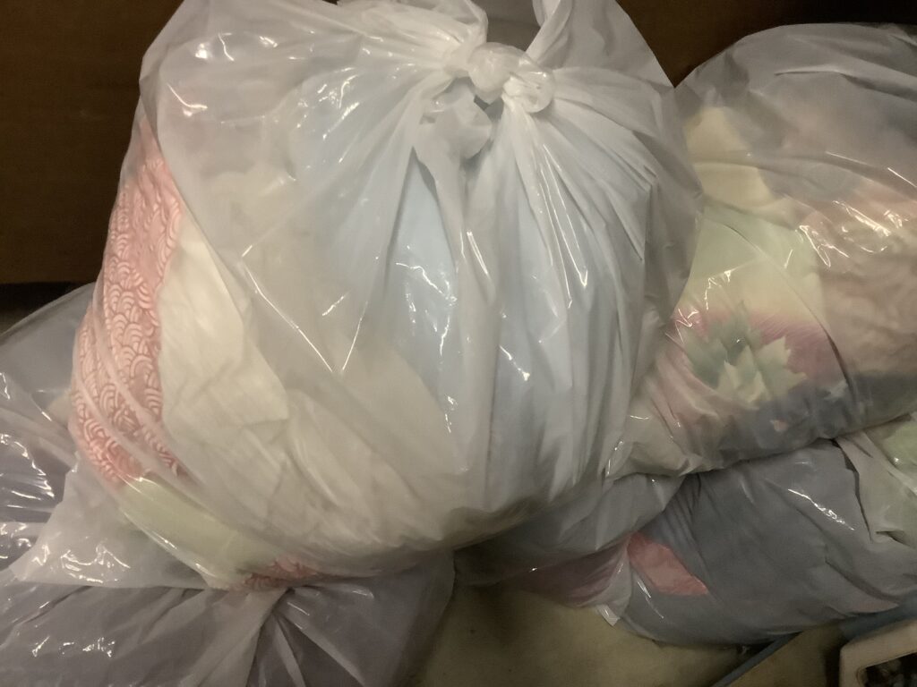 倉敷市水島で回収した袋詰めした衣類