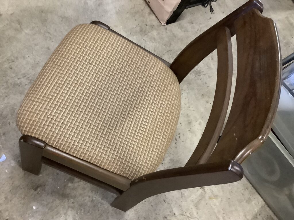 倉敷市福島で回収した椅子